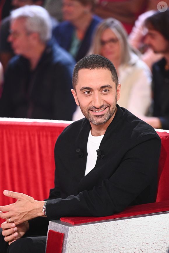 Le chroniqueur affirme qu'un adolescent ne peut pas se coucher à 21 heures et que le début des cours à 8 heures génère une fatigue chronique.

Exclusif - Jimmy Mohamed - Enregistrement de l'émission Vivement dimanche au studio Rive Gauche, présentée par M.Drucker, diffusée le 07 septembre 2025 sur France 3.  © Guillaume Gaffiot / Bestimage