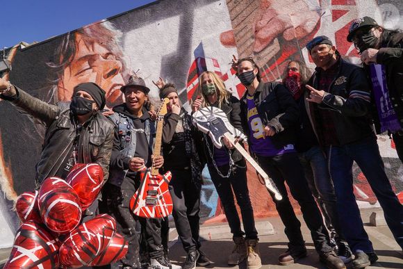 Taime Downe (Faster Pussycat), Gilby Calrg (Guns N Roses), Doug Aldrich (Whitesnake) et Marq Torien ( Bullet Boys) - L'artiste Robert Vargas inaugure sa fresque en hommage au guitariste disparu Eddie Van Halen au Guitar Center de West Hollywood le 26 janvier 2021. Backgrid USA / Bestimage