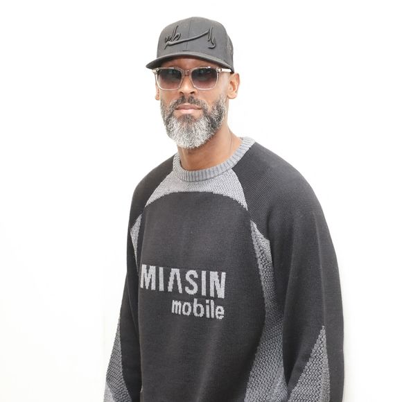 Mais obligations familiales obligent, le footballeur doit désormais revenir en France.

Nicolas Anelka lors de la présentation de la collection de N. Anelka X Miasin à La Galerie Paradis, Paris, France, le 17 novembre 2025. © Jack Tribeca / Bestimage