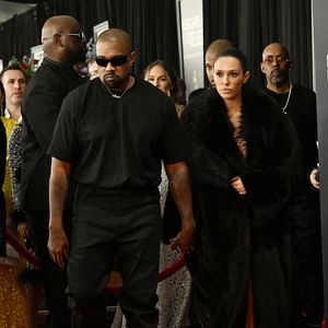 Arrivée vêtue d'un manteau de fourure au bras de son époux, la jeune femme a décidé de s'afficher dans le plus simple appareil.

Kanye West (Ye) et Bianca Censori - Photocall des la 67ème cérémonie des Grammy Awards 2025 à Los Angeles le 2 février 2025. © Broadimage / Bestimage