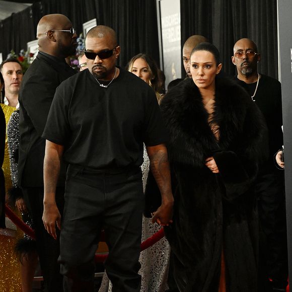 Arrivée vêtue d'un manteau de fourure au bras de son époux, la jeune femme a décidé de s'afficher dans le plus simple appareil.

Kanye West (Ye) et Bianca Censori - Photocall des la 67ème cérémonie des Grammy Awards 2025 à Los Angeles le 2 février 2025. © Broadimage / Bestimage