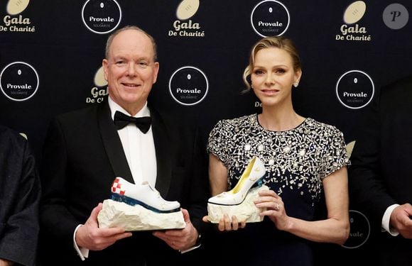 Une grande vente aux enchères a permis de proposer plusieurs lots prestigieux aux invités.

Le prince Albert II de Monaco, La princesse Charlène de Monaco lors de la soirée de gala Provale Solidarité à l'hôtel Four Seasons Hôtel, George V à Paris le 13 mars 2026. © Dominique Jacovides / Bestimage