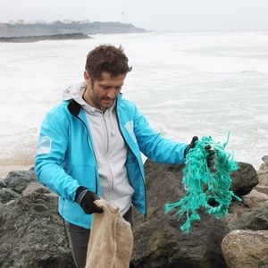 L'ancien footballeur et présentateur télé Bixente Lizarazu nettoie les plages d'Anglet avec des écoliers en ouverture des journées nationales du nettoyage le 17 mars 2017. © Patrick Bernard / Christophe de Prada / Bestimage