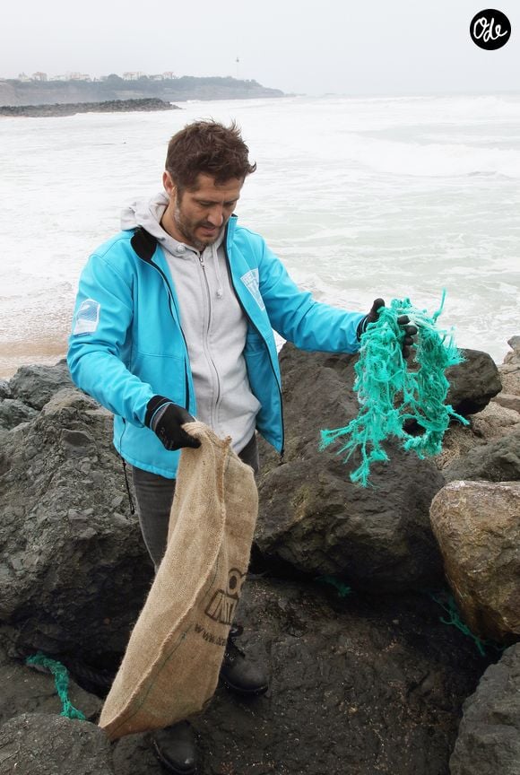 L'ancien footballeur et présentateur télé Bixente Lizarazu nettoie les plages d'Anglet avec des écoliers en ouverture des journées nationales du nettoyage le 17 mars 2017. © Patrick Bernard / Christophe de Prada / Bestimage