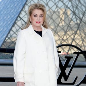 Catherine Deneuve au photocall du défilé Louis Vuitton Collection Femme Prêt-à-Porter Automne/Hiver 2026-2027 lors de la Fashion Week de Paris (PFW) au musée du Louvre, à Paris, France, le 10 mars 2026 © Olivier Borde/Bestimage