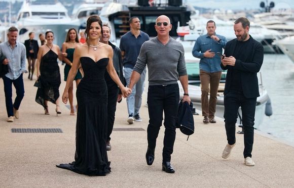 Exclusif - Jeff Bezos et sa fiancée Lauren Sanchez se rendent à la soirée du "Global Gift Gala" lors du 78ème Festival International du Film de Cannes lorsque Brian Grazer, arrive discrètement derrière eux pour subtiliser Lauren à son amoureux. Cannes, le 19 mai 2025. Backgrid USA / Bestimage