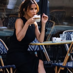 Exclusif - L'actrice et réalisatrice Eva Longoria a été aperçue en tournage ce matin pour la série CNN "Searching for France" à La Parisienne. © Julien Sarkissian / Bestimage