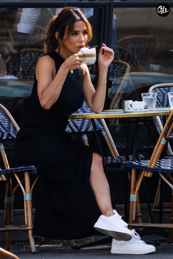 Exclusif -  L'actrice et réalisatrice Eva Longoria a été aperçue en tournage ce matin pour la série CNN "Searching for France" à La Parisienne. © Julien Sarkissian / Bestimage