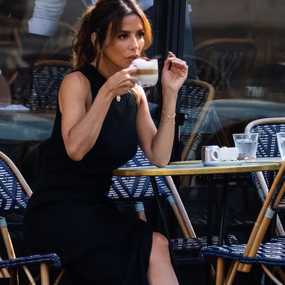 Exclusif -  L'actrice et réalisatrice Eva Longoria a été aperçue en tournage ce matin pour la série CNN "Searching for France" à La Parisienne. © Julien Sarkissian / Bestimage