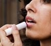 Cette approche privilégie des cosmétiques hybrides et nomades pour chouchouter sa peau et son allure en continu.