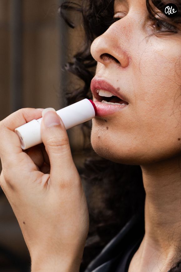Cette approche privilégie des cosmétiques hybrides et nomades pour chouchouter sa peau et son allure en continu.