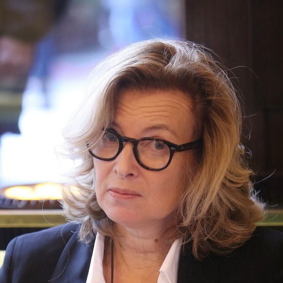 Valérie Trierweiler - Jean-Paul Dubois remporte le prix Goncourt pour son livre "Tous les hommes n'habitent pas le monde de la même façon" au restaurant Drouant à Paris le 4 novembre 2019. © Jonathan Rebboah/Panoramic/Bestimage
