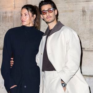 De nombreuses célébrités étaient présentes, dont Pierre Niney accompagné de Natasha Andrews.

Natasha Andrews, Pierre Niney lors du Photocall du Défilé de mode Jacquemus Collection Hommes Automne Hiver Printemps-Été dans le cadre de la Fashion Week de Paris, France, le 25 janvier 2026.
 
© Olivier Borde / Bestimage