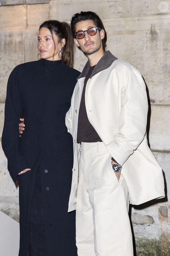 De nombreuses célébrités étaient présentes, dont Pierre Niney accompagné de Natasha Andrews.

Natasha Andrews, Pierre Niney lors du Photocall du Défilé de mode Jacquemus Collection Hommes Automne Hiver Printemps-Été dans le cadre de la Fashion Week de Paris, France, le 25 janvier 2026.
 
© Olivier Borde / Bestimage