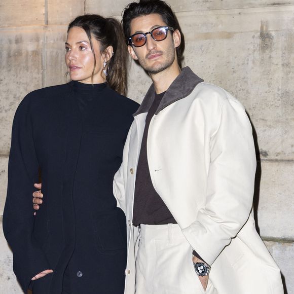 De nombreuses célébrités étaient présentes, dont Pierre Niney accompagné de Natasha Andrews.

Natasha Andrews, Pierre Niney lors du Photocall du Défilé de mode Jacquemus Collection Hommes Automne Hiver Printemps-Été dans le cadre de la Fashion Week de Paris, France, le 25 janvier 2026.
 
© Olivier Borde / Bestimage