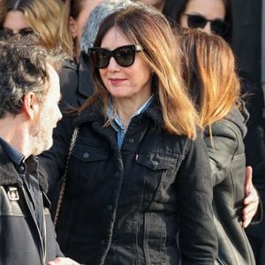 Elsa Zylberstein à la sortie des obsèques d'Emilie Dequenne au cimetière Père Lachaise à Paris, France, le 26 mars 2025. © Cyril Moreau/Bestimage