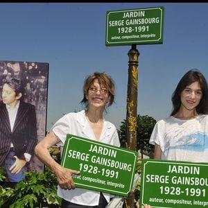 Jane Birkin et sa fille Charlotte Gainsbourg à l'inauguration du jardin Serge Gainsbourg.