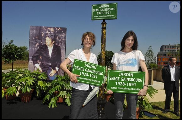 Jane Birkin et sa fille Charlotte Gainsbourg à l'inauguration du jardin Serge Gainsbourg.