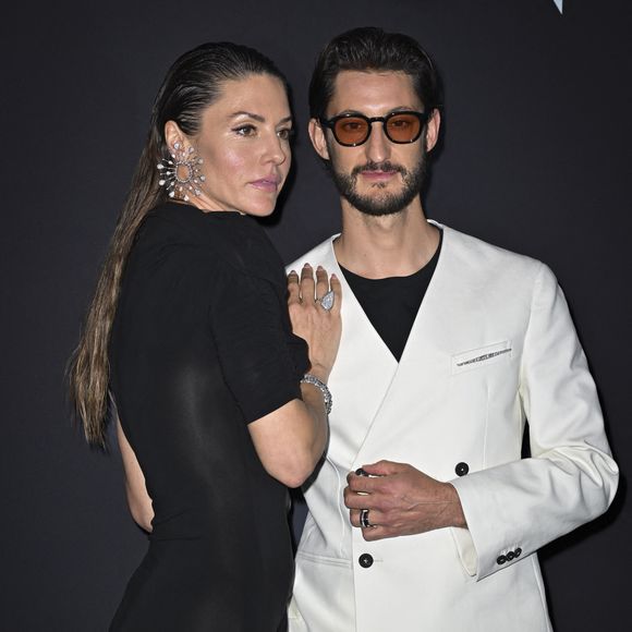 Pierre Niney et sa compagne Natasha Andrews - Photocall du dîner "Women In Motion, Kering", Place de la Castre lors du 78ème Festival International du Film de Cannes le 18 mai 2025. © Olivier Borde/Bestimage