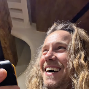 Mais le petit garçon a une autre idée en tête : Tu peux ranger ma chambre s'il te plaît ? (...) Là, c'est maman et papa qui rangent !".

 Capture d'écran du compte Instagram de Julien Doré.

Photo : Instagram