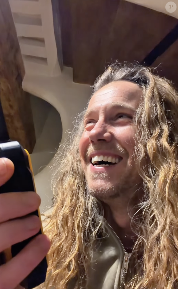 Mais le petit garçon a une autre idée en tête : Tu peux ranger ma chambre s'il te plaît ? (...) Là, c'est maman et papa qui rangent !".

 Capture d'écran du compte Instagram de Julien Doré.

Photo : Instagram