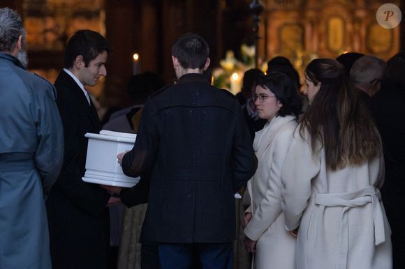 Le cercueil blanc d'Emile arrivant à la basilique Sainte-Marie-Madeleine de Saint-Maximin-la-Sainte-Baume le 8 février 2025. Il a ensuite été porté par ses parents Marie et Colomban Soleil, son parrain et sa marraine. Photo par Shootpix/ABACAPRESS.COM
