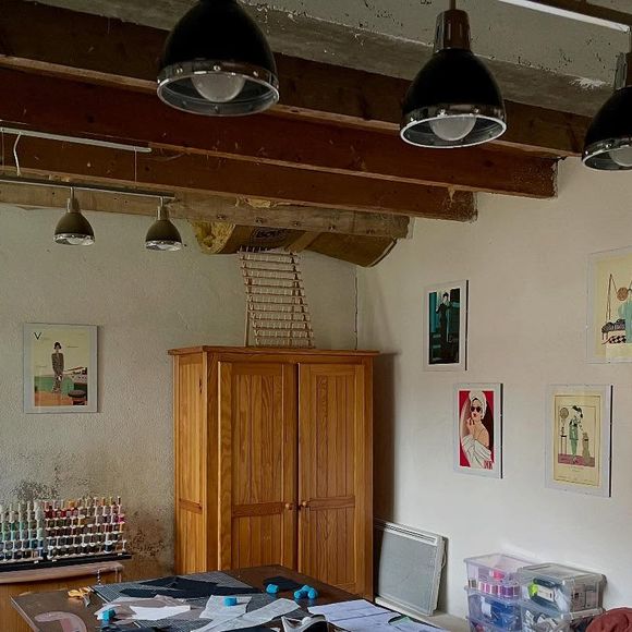 "Quand ton homme, qui a franchement autre chose à faire en ce moment, passe la nuit à décorer ton atelier avec des affiches qu’il a chinées sur les quais depuis des semaines…", a-t-elle confié ce dimanche 5 octobre 2025 dans une publication Instagram.

L'atelier couture de Natacha Polony - 05/10/2025 - Instagram