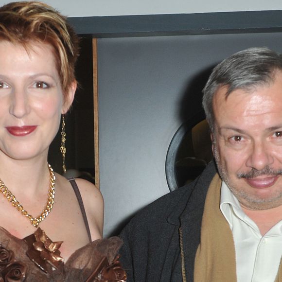 Elle explique : "C’est l’histoire d’un petit personnage que je dessinais, adolescente, quand je m’ennuyais en classe (ce qui arrivait souvent et m’a permis d’acquérir un certain niveau…)."

Natacha Polony et son mari Perico Legasse - People au Defile du 19eme salon du chocolat 2013 a la Porte de Versailles a Paris le 29 octobre 2013.