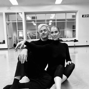 Les deux artistes ont passé de nombreuses heures ensemble en studio pour travailler autour de la danse.

Alexander Hill, chorégraphe, a eu l'occasion de passer du temps en compagnie de Céline Dion. Capture d'écran Instagram