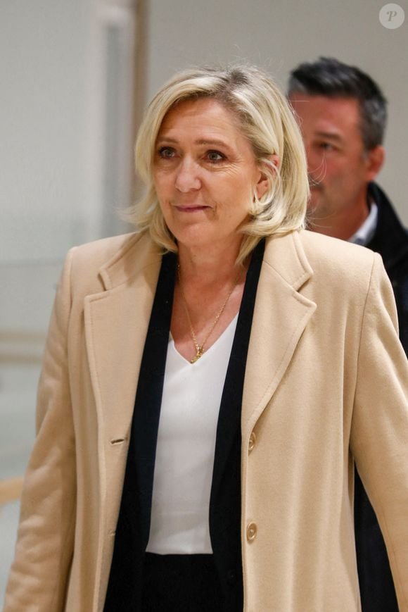 L’ex-présidente du parti d'extrême droite français Rassemblement national (RN) Marine Le Pen arrive au palais de justice de Paris pour son procès pour soupçons de détournement de fonds publics européens, à Paris, le 18 novembre 2024. © Christophe Clovis/Bestimage