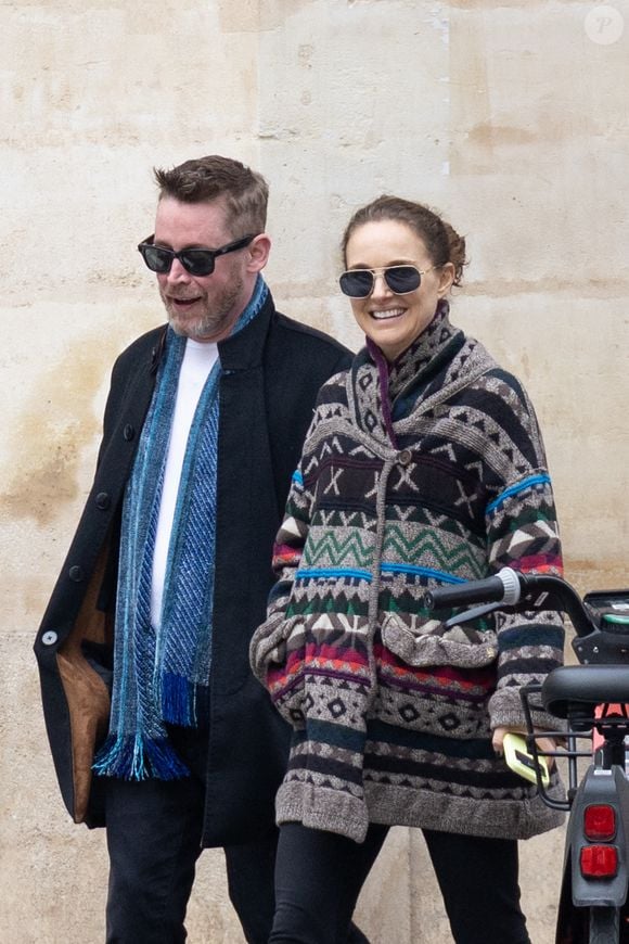 Exclusif - No web - Macaulay Culkin et Natalie Portman sont allés déjeuner au Steam Bar (un restaurant asiatique) puis faire une balade à Paris lors de la Fashion Week de Paris (PFW) le 6 mars 226. Les 2 stars se connaissent depuis plus de 30 ans et sont amis, Macaulay étant même invité à son mariage avec B.Millepied. AGENCE / BESTIMAGE