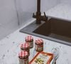 Elle peut aussi être utilisée dans la cuisine comme répulsif naturel contre certains insectes.

Pexels