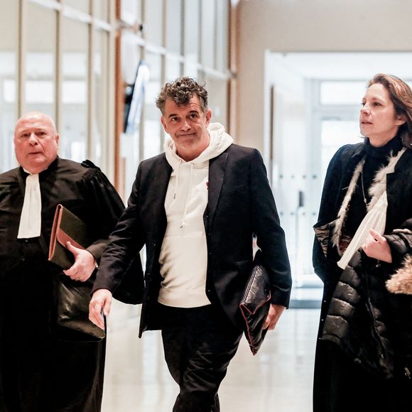 Selon "RMC", le procureur de la République aurait décidé la mise en place une mesure alternative aux poursuites judiciaires, "ce qui signifie que l'infraction a tout de même existé". 
Stéphane Plaza arrive avec ses avocats Carlo Alberto Brusa et Hélène Plumet pour le verdict de son  procès pour violences sur deux anciennes compagnes, à Paris, France, le 18 février 2025.  © Chrstophe Clovis/Bestimage