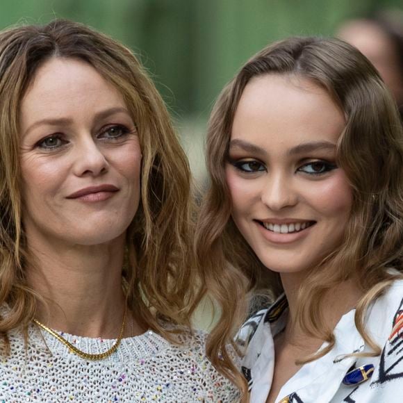 Dans un entretien intime avec le magazine "ELLE", Lily-Rose Depp s'est confiée sur sa relation avec sa mère Vanessa Paradis.

Vanessa Paradis et sa fille Lily-Rose Depp - Les célébrités au photocall du défilé "Chanel Cruise Collection 2020" au Grand Palais. Paris.
© Olivier Borde/Bestimage