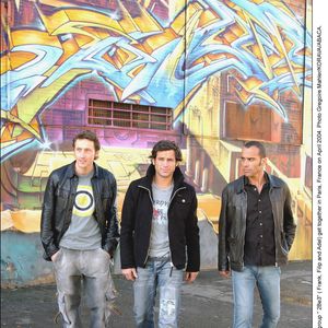 EXCLUSIF. Les membres du groupe français 2Be3- (Frank, Filip et Adel) se réunissent à Paris, France, en avril 2004. Photo Grégoire Mahler/KORAVA/ABACA.