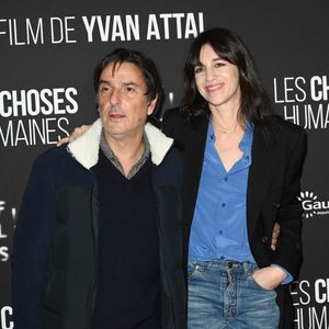 Yvan Attal et sa compagne Charlotte Gainsbourg - Avant-première du film "Les Choses Humaines" au cinéma UGC Normandie à Paris le 23 novembre 2021. © Coadic Guirec/Bestimage
