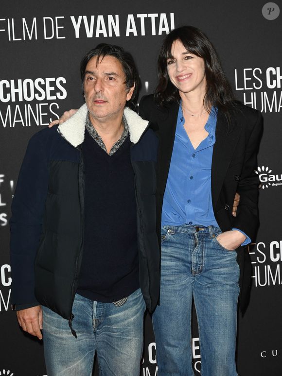Yvan Attal et sa compagne Charlotte Gainsbourg - Avant-première du film "Les Choses Humaines" au cinéma UGC Normandie à Paris le 23 novembre 2021. © Coadic Guirec/Bestimage