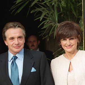"Ça l'épuise. Il a été très cool et pas du tout bougon", glisse un habitant qui a eu la chance de croiser Michel Sardou

Mariage de Michel Sardou et Anne-Marie Perier, à Paris. Cynthia Sardou présente
