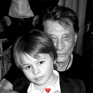En grandissant, Cameron Smet ressemble de plus en plus à son défunt grand-père paternel Johnny Hallyday.

La photo de Cameron pour les 7 ans de la mort de Johnny Hallyday.