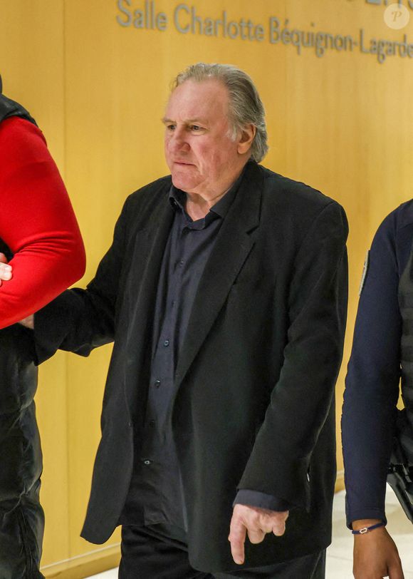 Gérard Depardieu à son procès pour agressions sexuelles sur deux femmes lors d'un tournage de film en 2021, au tribunal correctionnel de Paris, France, le 27 mars 2025. © Denis Guignebourg/Bestimage