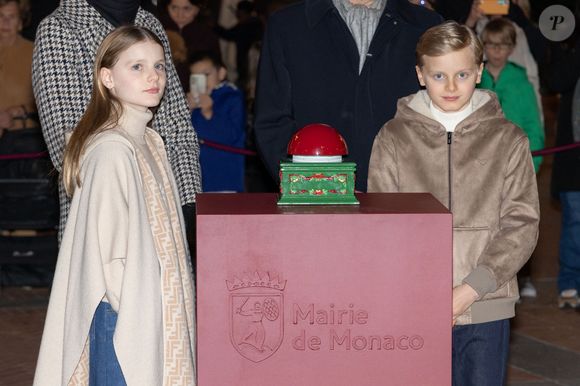 La princesse Gabriella de Monaco, comtesse de Carladès, Le prince Jacques de Monaco, marquis des Baux - La famille princière de Monaco lors du lancement des illuminations de Noël organisées par la municipalité de Monaco sur la Place d'Armes le 27 novembre 2025.
© Olivier Huitel / Pool / Bestimage