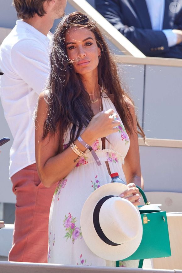 Sur ce fameux cliché, on peut voir son ventre avec une forme arrondie

Jade Foret ( Jade Lagardere) en tribunes lors des Internationaux de France de tennis de Roland Garros 2023 à Paris, France, le 1er juin 2023. © Jacovides-Moreau/Bestimage