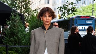 Cette coupe est idéale pour les cheveux bouclés en quête de naturel et de praticité : Halle Berry ose le carré court et elle a raison