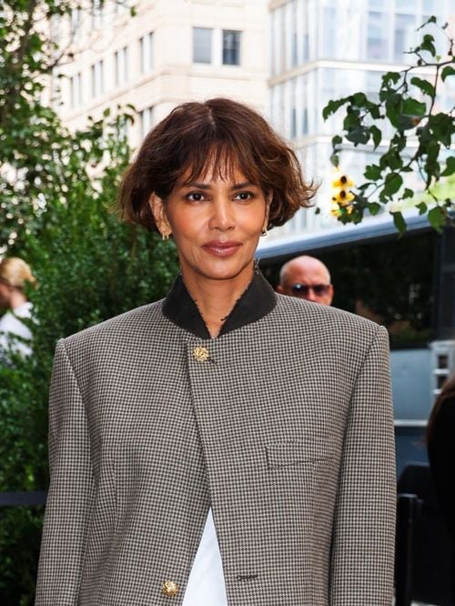 Cette coupe est idéale pour les cheveux bouclés en quête de naturel et de praticité : Halle Berry ose le carré court et elle a raison