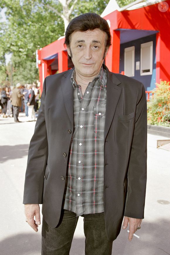 Le chanteur français Dick Rivers arrive à la conférence de presse annuelle de la chaîne de télévision française M6 qui se tient au Jardin d'Acclimatation à Paris, France, le 1er septembre 2006. Photo by Gorassini/KisDerdei/ABACAPRESS.COM