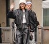 Le mannequin a d'ailleurs été vue avec une bague à son annulaire, ce qui a rapidement suscité des rumeurs de fiançailles. Gigi serait-elle déjà fiancée à son chéri, de 20 ans son ainé ?
Gigi Hadid quitte le défilé Miu Miu lors de la Fashion Week de Paris (PFW), le 11 mars 2025. Backgrid USA / Bestimage