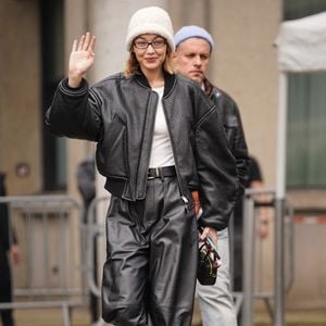Le mannequin a d'ailleurs été vue avec une bague à son annulaire, ce qui a rapidement suscité des rumeurs de fiançailles. Gigi serait-elle déjà fiancée à son chéri, de 20 ans son ainé ?

Gigi Hadid quitte le défilé Miu Miu lors de la Fashion Week de Paris (PFW), le 11 mars 2025. Backgrid USA / Bestimage