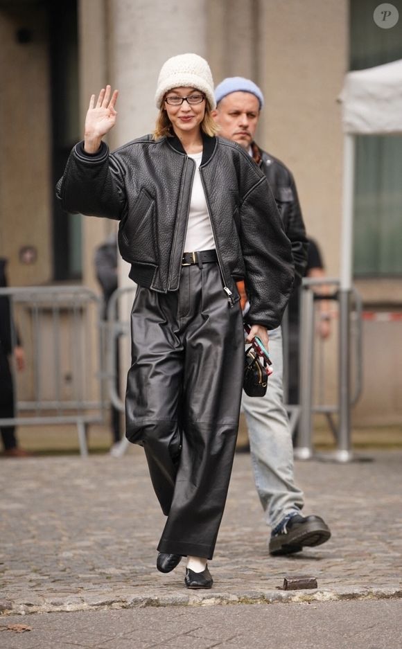 Le mannequin a d'ailleurs été vue avec une bague à son annulaire, ce qui a rapidement suscité des rumeurs de fiançailles. Gigi serait-elle déjà fiancée à son chéri, de 20 ans son ainé ?

Gigi Hadid quitte le défilé Miu Miu lors de la Fashion Week de Paris (PFW), le 11 mars 2025. Backgrid USA / Bestimage