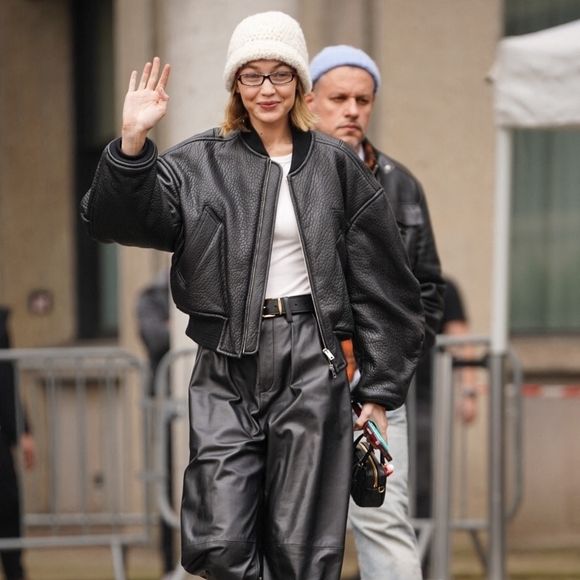 Le mannequin a d'ailleurs été vue avec une bague à son annulaire, ce qui a rapidement suscité des rumeurs de fiançailles. Gigi serait-elle déjà fiancée à son chéri, de 20 ans son ainé ?

Gigi Hadid quitte le défilé Miu Miu lors de la Fashion Week de Paris (PFW), le 11 mars 2025. Backgrid USA / Bestimage