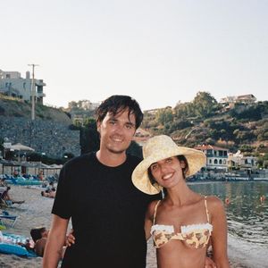Pour cet événement baptisé "Soirée Summer Vibes", programmé ce mercredi 29 juillet 2026, la créatrice a mis les petits plats dans les grands avec un décor carte postale. 

Alain-Fabien Delon officialise son couple avec Laura Bensadoun sur Instagram.